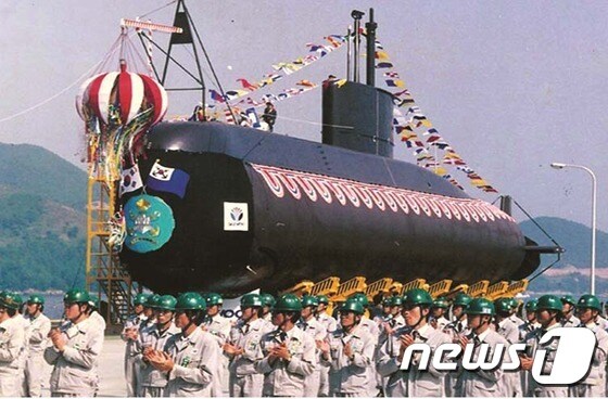 해군은 잠수함 전력을 강화하기 위해 기존 제9잠수함전단을 확대 개편한 잠수함사령부를 창설한다고 1일 밝혔다. 잠수함사령부 공식 창설식은 2일 경남 진해 잠수함사령부에서 열린다. 사진은 1994년 5월 20일 국내에서 최초로 건조한 209급 2번 잠수함 이천함 취역. (해군 제공) 2015.2.1/뉴스1 © News1 조희연 기자