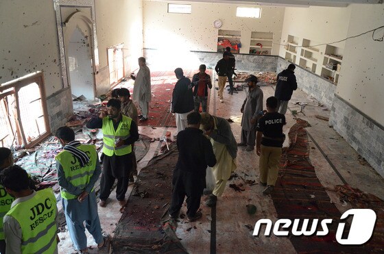 30일(현지시간) 폭탄테러가 발생한 파키스탄 신드주 시카르푸르의 한 시아파 사원. ⓒ AFP=News1