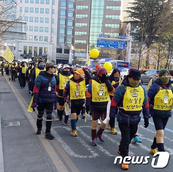 지난 26일 안산 합동분향소에서 출발한 세월호 유가족 도보행진단이 31일 대전에서 도보행진을 이어가고 있다.© News1