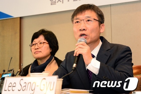 이상규 전 의원(우)과 김미희 전 의원. 2015.1.5/뉴스1 © News1 정회성 기자
