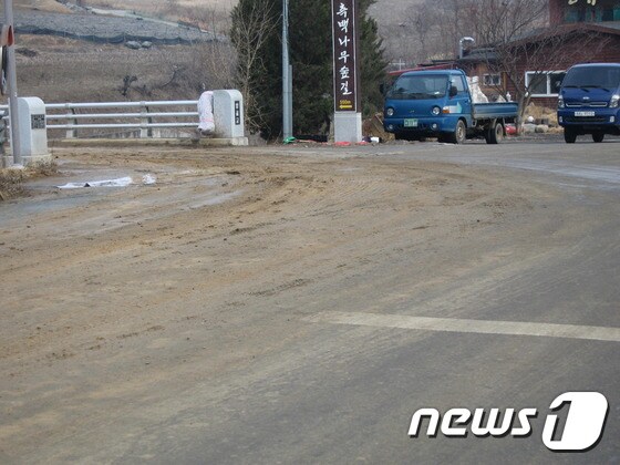 제천시 수산면 일대 도로에는 석면이 포함된 공사현장에서 발생한 진흙이 쌓여 있어 환경오염이 우려되고 있다.© News1