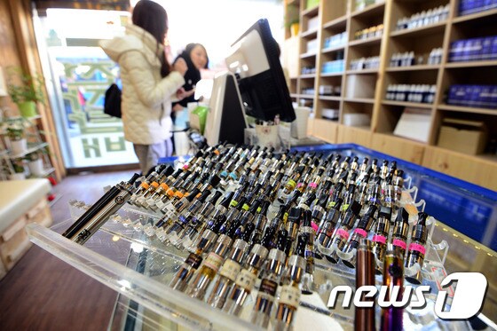담뱃갑 경고그림 도입과 관련해 논란이 벌어진 가운데 전자담배 업계에서는 디자인 경쟁이 한창이다. /사진 = 뉴스1DB © News1
