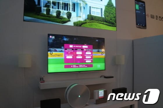 LG전자 스마트 TV가 각종 가전제품의 정보를 받는 장면 © News1