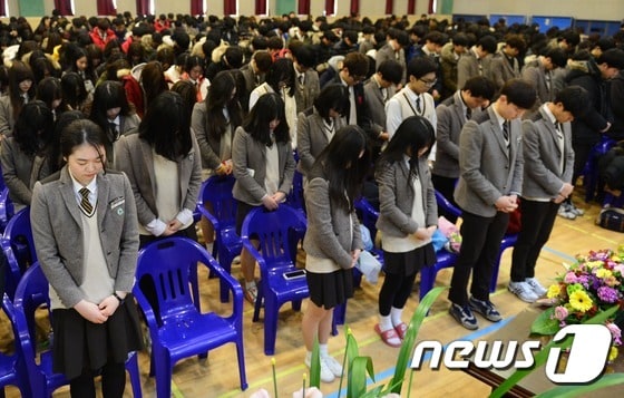 9일 오전 경기 안산시 단원고에서 열린 졸업식에서 졸업생들이 세월호참사 희생자들에 대한 추모의 묵념을 하고 있다. 2015.1.9/뉴스1 © News1 이재명 기자