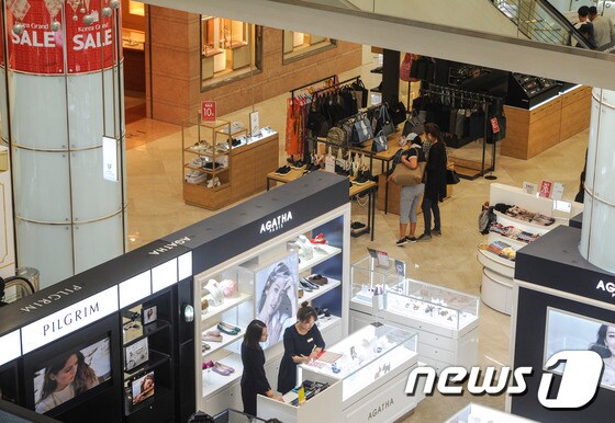 1일 오후 광주 동구 한 백화점에 고객이 많지 않아 한적한 모습을 보이고 있다. 2015.10.1/뉴스1 © News1 황희규