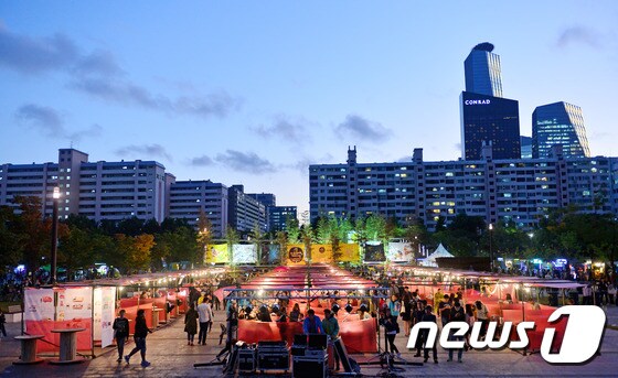 지난 1일 오후 서울 영등포구 여의도 한강공원에서 열린 '서울 밤도깨비 야시장'을 찾은 시민들이 여유로운 시간을 보내고 있다. 2015.10.1 © News1