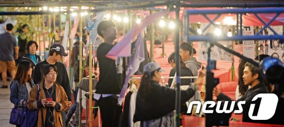 지난해 10월1일 오후 서울 영등포구 여의도 한강공원에서 열린 '서울 밤도깨비 야시장'을 찾은 시민들이 여유로운 시간을 보내고 있다. © News1