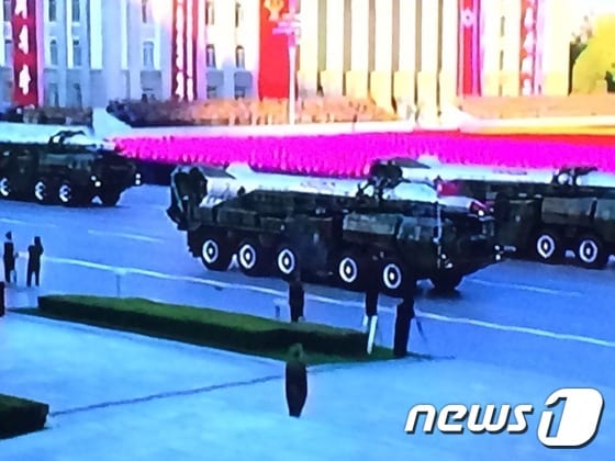북한이 10일 진행된 노동당 창건 70년 기념 열병식에서 대륙간탄도미사일(ICBM)인 KN-08의 개량형을 처음으로 공개했다.(조선중앙TV 캡처)© News1