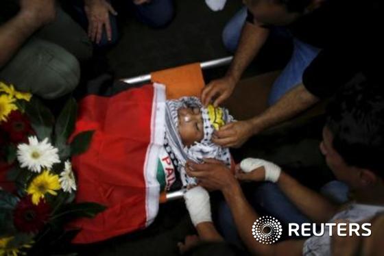 지난 11일 이스라엘군의 공격을 받아 목숨을 잃은 13세 팔레스타인 소년 암 사카라의 장례식 모습.© 로이터=뉴스1