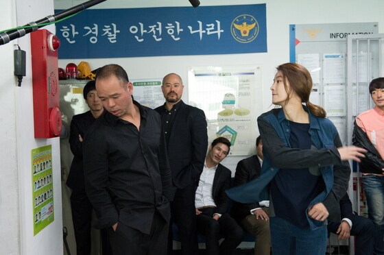 '어떤 살인'에서 여형사 자겸 역을 맡은 윤소이의 열연이 빚어낸 비하인드 스토리가 공개됐다.© News1star / '어떤 살인' 스틸