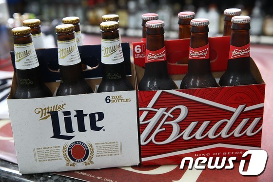 벨기에 맥주회사 안호이저-부시 인베브의 브랜드 버드와이저와 영국 사브밀러의 밀러라이트  © AFP=뉴스1