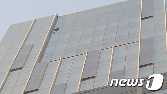 서울 종로구 한 고층건물에서 정신병력이 있는 20대 여성이 창문을 깨고 투신해 숨지는 사건이 발생했다. 2015.10.13/뉴스1.© News1