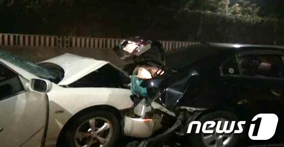 14일 새벽 2시30분께 경부고속도로 반포IC 서울방향에서 차량 5중 추돌 사고가 발생해 2명이 중상을 입고 3명이 경상을 입었다. (서초소방서 제공) 2015.10.14/뉴스1