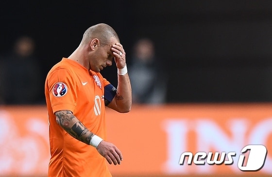 네덜란드의 베슬레이 스네이더르가 14일(한국시간) 열린 체코와의 유로 2016 최종전에서 2-3으로 패한 뒤 고개를 떨구고 있다. © AFP=News1