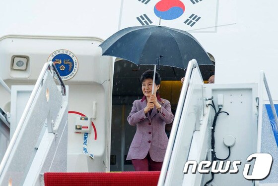 박근혜 대통령이 14일 미국 메릴랜드 주 앤드루스공군기지에 도착해 미소를 짓고 있다. (청와대) 2015.10.14/뉴스1 © News1 이광호 기자