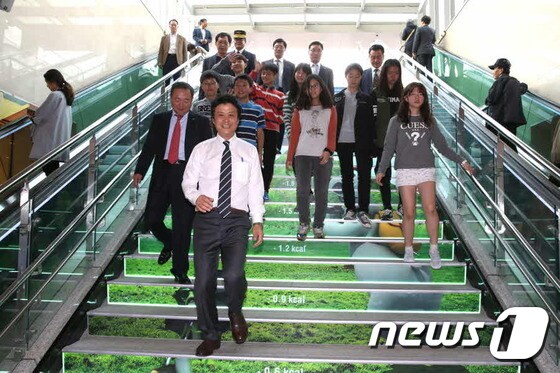 김만수 부천시장이 맨 앞에서 건강계단을 걷고 있다. © News1