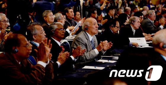 19일 오전 대전컨벤션센터에서 열린 '2015세계과학정상회의'에서 참가자들이 박수를 치고 있다. 2015.10.19/뉴스1 © News1 신성룡 기자