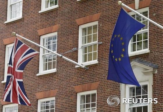 영국 국기(좌)와 유럽연합(EU) 기가 나란히 걸려 있는 건물. © 로이터=뉴스1