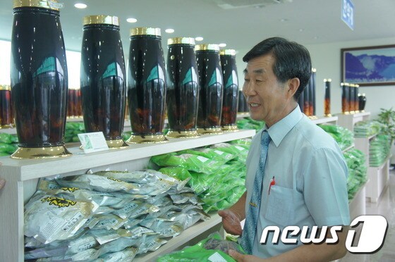 동부생약영농조합 홍재희 대표가 순천시에 있는 유통센터에서 약재와 약초에 대해 설명하고 있다. © News1