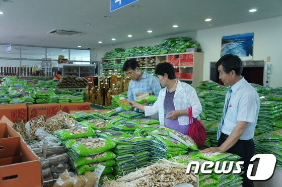 동부생약영농조합 유통센터에는 400여가지의 약초와 약재가 있다.© News1