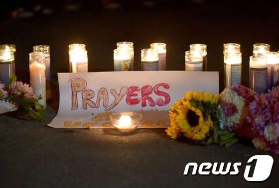 주민들이 오리건 주 총격 사건 사상자를 추모하기 위해 촛불을 밝혔다. © AFP=뉴스1