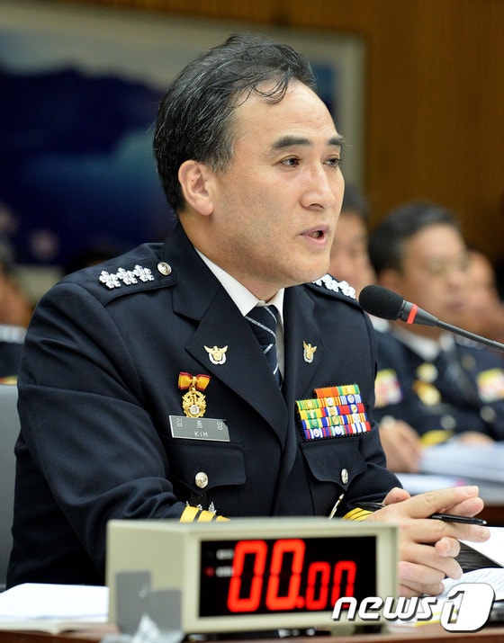 김종양 경기지방경찰청장이 지난 2일 열린 경기지방경찰청 국정감사에서  의원들의 질의에 답변하고 있다 . /뉴스1 © News1 이재명 기자