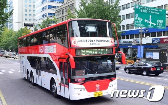 22일 오후 서울 중구 서소문 일대에서 경기도가 광역버스 입석문제를 해결하기 위해 국내에서 처음 도입한 2층 버스가 도로를 달리고 있다.경기도는 이날 오전 10시 '8601번' 버스 운행 노선에 2층 버스를 투입해 정식운행에 들어간다고  밝혔다.. 2015.10.22/뉴스1 © News1 민경석 기자