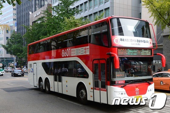 22일 오후 서울 중구 서소문 일대에서 경기도가 광역버스 입석문제를 해결하기 위해 국내에서 처음 도입한 2층 버스가 도로를 달리고 있다.. 2015.10.22/뉴스1 © News1 민경석 기자
