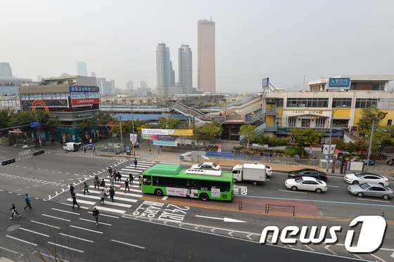 서울 지하철 1·9호선 노량진역 앞 도로. 2015.10.20/뉴스1 © News1 구윤성 기자