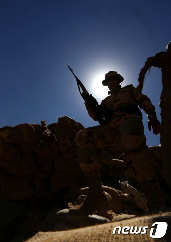 급진 수니파 무장세력 이슬람국가(IS)에 대응해 경계 근무 중인 이라크 쿠르드 페슈메르가 대원.© AFP=뉴스1