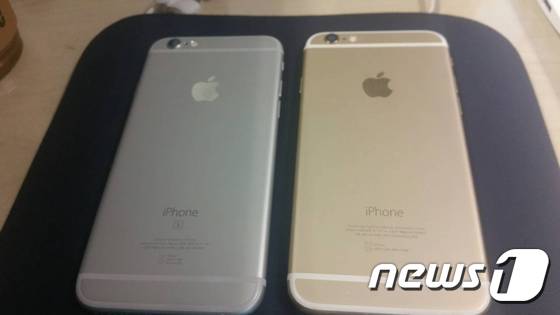 아이폰6s와 아이폰6를 비교한 사진. 왼쪽은 실버색상의 아이폰6s, 오른쪽은 골드색상의 아이폰6다. 겉으로 보기에는 큰 차이가 없다. © News1