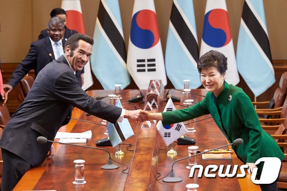 박근혜 대통령(오른쪽)과 세레체 카마 이안 카마 보츠와나 대통령이 지난해 청와대에서 열린 한국·보츠와나 정상회담에 앞서 악수하고 있다.  2015.10.23/뉴스1 © News1 이광호 기자
