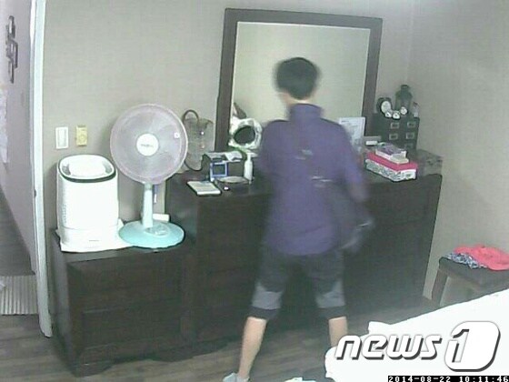 정씨가 마포구의 한 아파트에서 물건을 훔치는 모습.(서울 마포경찰서 제공) © News1