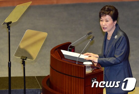 박근혜 대통령이 지난해 10월 27일 국회 본회의에서 2016년도 예산안 시정연설을 하고 있다. 2015.10.27/뉴스1 © News1 오대일 기자