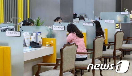 서울의 한 시중은행 영업부 창구에서 고객들이 펀드 판매에 대한 안내를 받고 있다. /뉴스1 © News1 손형주 기자 © News1