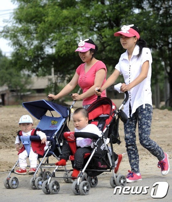 1자녀를 데리고 이동 중인 중국인 부모들.© AFP=뉴스1