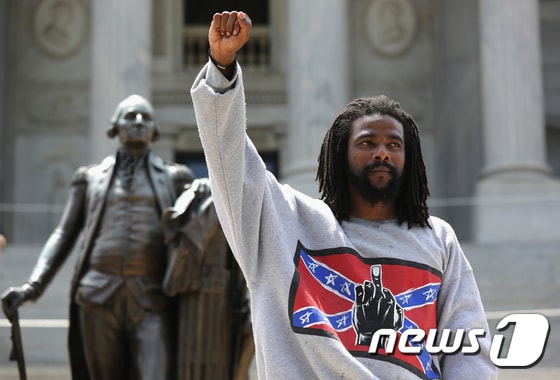 사우스캐롤라이나주 컬럼비아에서 흑인 남성이 흑인 인권을 요구하는 시위를 벌이고 있다. ©AFP=뉴스1