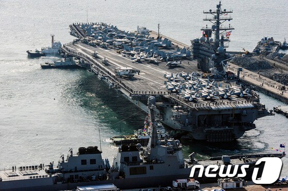 한미연합훈련 참가를 위해 부산항에 입항한 미 해군 항공모함 '로널드 레이건'(자료사진) © News1