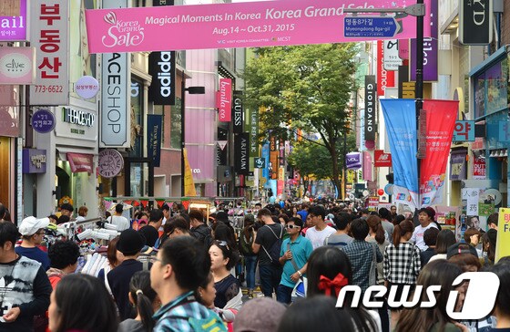 외국인 관광객이 즐겨찾는 곳으로 이름난 서울 중구 명동거리가 인파로 가득하다. /뉴스1 © News1 변지은 인턴기자