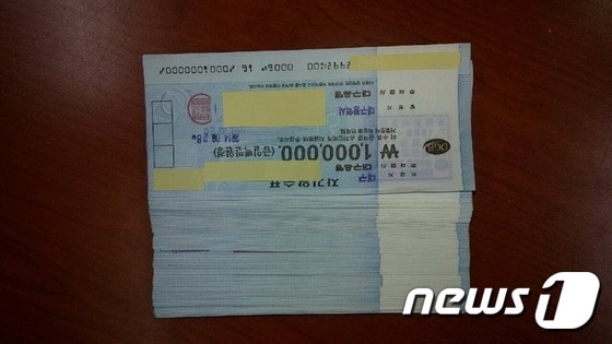 서울 수서경찰서는 지난 3일 오전 11시55분쯤 김모(63)씨가 서울 강남구 타워팰리스 쓰레기장에서 수표가 들어있는 봉투를 주웠다는 신고를 했다고 밝혔다. 경찰에 따르면 김씨가 전날 저녁 7시30분쯤 발견한 수표는 100만원권 100장, 1억원으로 모두 편지봉투에 들어있었다.2015.10.4/뉴스1 © News1 양은하 기자