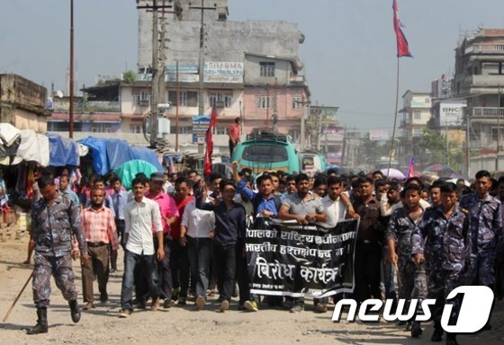 지난 9월 30일 네팔 학생들이 네팔 유입 차량을 막는다며 인도를 비판하는 시위를 벌였다. © AFP=뉴스1