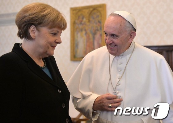 지난 2월 교황청을 방문한 앙겔라 메르켈 독일 총리(왼쪽)를 프란치스코 교황이 환영하고 있다.© AFP=뉴스1