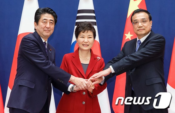 지난 2015년 11월 서울에서 열린 한중일 정상회의에 참석한 박근혜 대통령(가운데)과 리커창 중국 총리(오른쪽), 아베 신조 일본 총리 (청와대 제공) © News1 