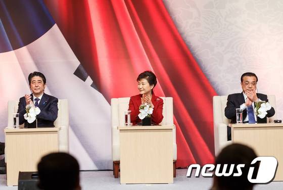 일본 아베 신조 총리, 박근혜 대통령, 중국 리커창 총리. (청와대) © News1 이광호 기자