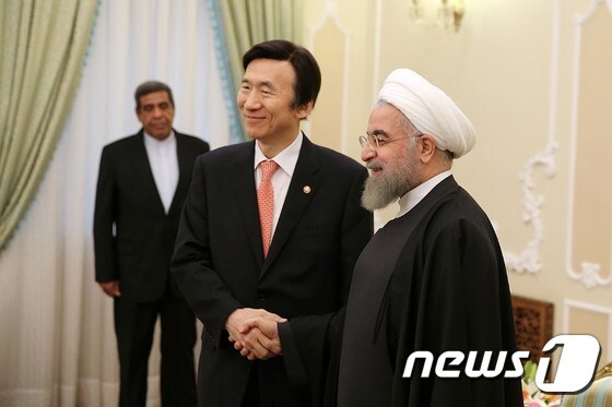 지난 7일(현지시간) 이란을 방문한 윤병세 외교부 장관(왼쪽)과 악수를 하는 하산 로하니 이란 대통령.© AFP=뉴스1