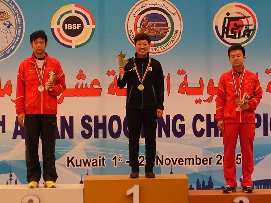 김종현(가운데)이 10일(한국시간) 쿠웨이트에서 열린 아시아선수권 사격대회 남자 50m 소총3자세에서 금메달을 획득한 뒤 시상식에서 포즈를 취하고 있다. (대한사격격연맹 제공). © News1
