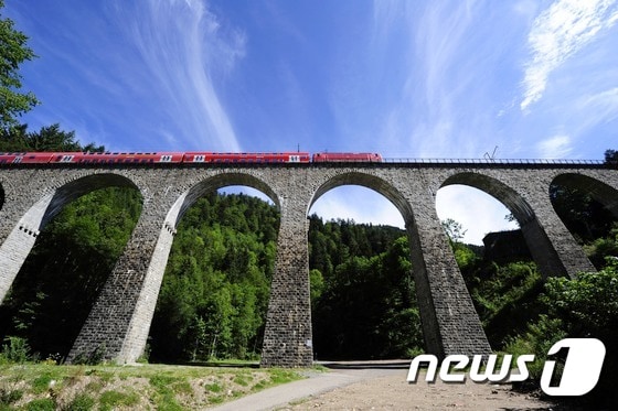 독일 블랙포레스트에 있는 라벤나 다리(높이 58m)를 지나고 있는 열차의 시속은 15km로 제한되어 있다. © News1 사진 제공 / 블랙포레스트 관광청