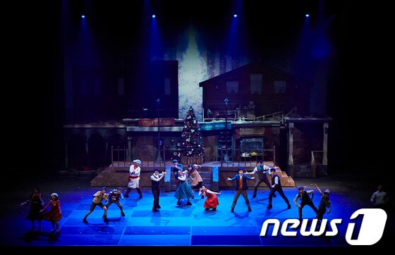 그라시아스 합창단의 크리스마스 칸타타 공연 장면/사진제공=안동문화예술의 전당 © News1