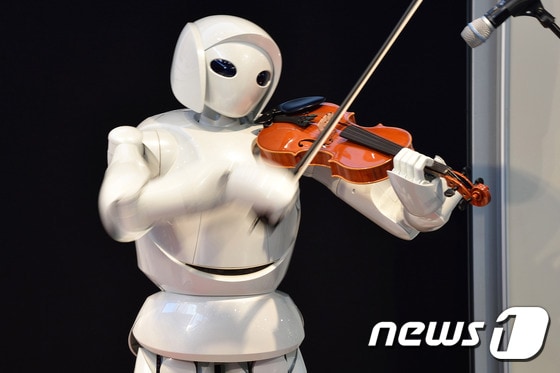 도요타 파트너 로봇이 개발한 바이올린 켜는 로봇. © AFP=뉴스1