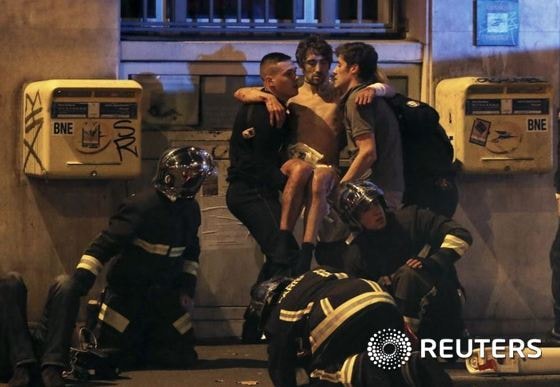 14일(현지시간) 파리 경찰들이 테러 발생 지역에서 시민을 구출하고 있다. © 로이터=뉴스1